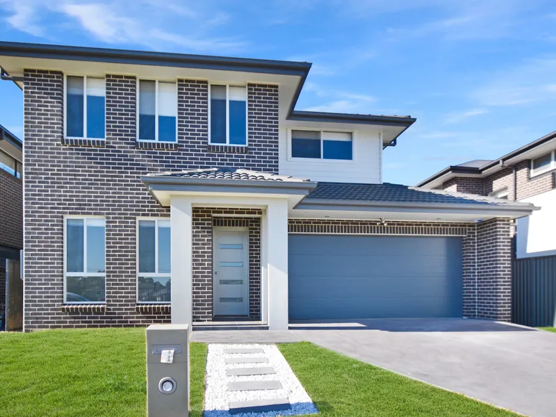 Multiple Living Area’s, 4 bedrooms plus a study