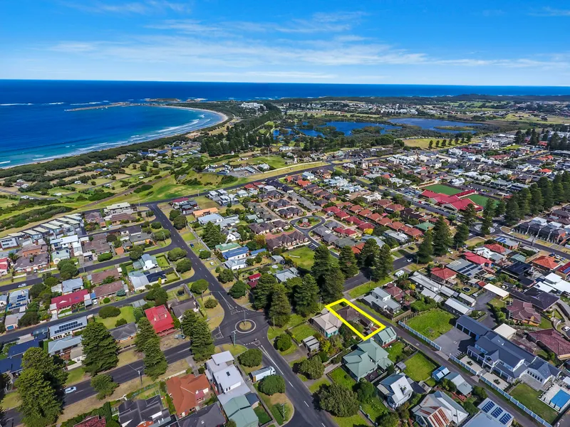 CBD & BEACH AT YOUR DOORSTEP!