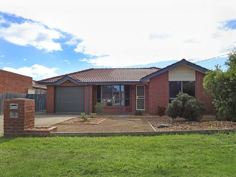 FAMILY HOME IN CENTRAL HOPPERS CROSSING