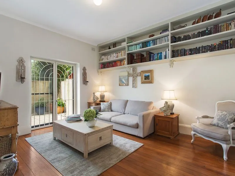 One bedroom apartment with courtyard, only moments to Bondi Beach