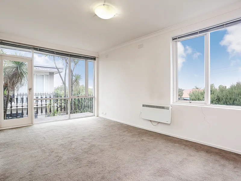 Spacious & Light Filled Apartment in the Heart of Preston