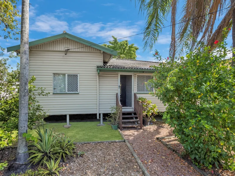 ATTENTION INVESTORS: 2 BEDROOM COTTAGE STYLE HOME WITH LONG LEASE