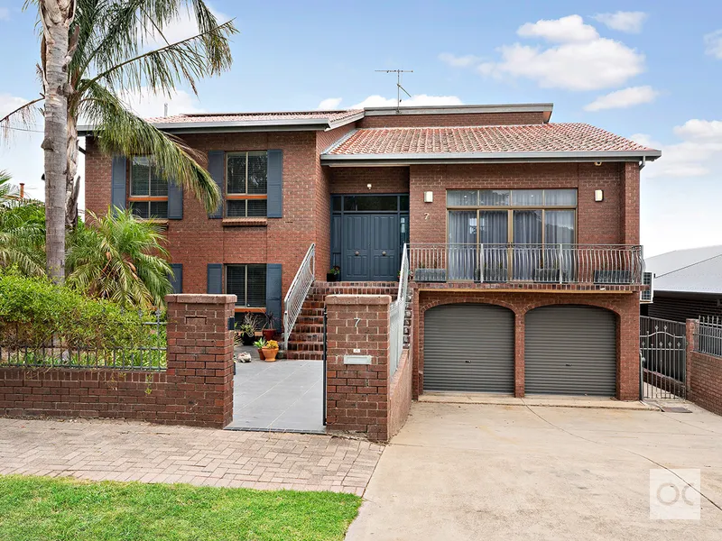 FLEXIBLE FAMILY LIVING WITH VIEWS TO DIE FOR