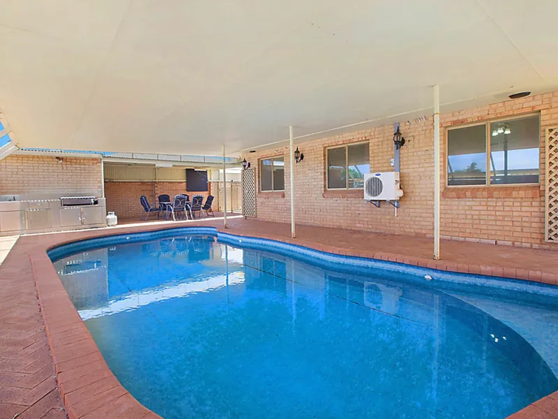 Large Large Living!... 6 beds and pool!