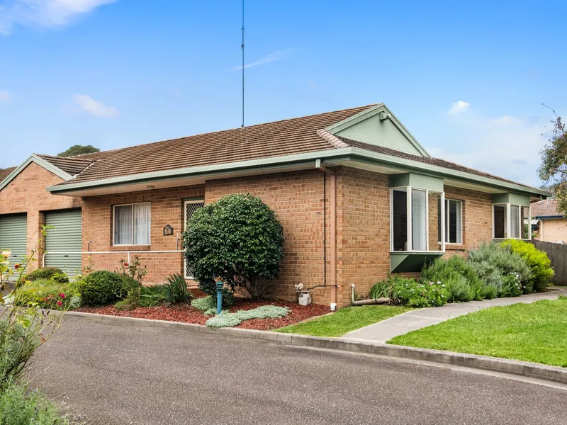 Bright Villa with convenience moments away! 