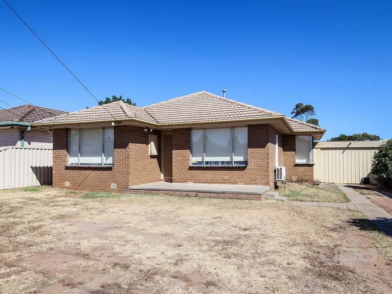 WALKING DISTANCE TO WERRIBEE PLAZA!