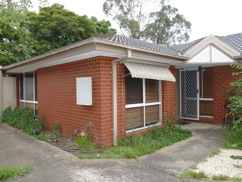 (OPEN FOR FURNISHED OPTION) RENOVATED FIVE-BEDROOM SINGLE-LEVEL TOWNHOUSE CLOSE TO MONASH UNI