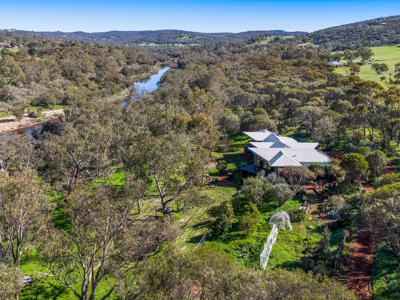 Only one ! Spectacular absolute! River front!