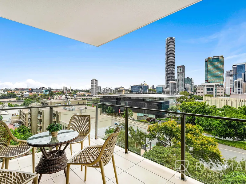 Beautiful, light and airy apartment with city vistas