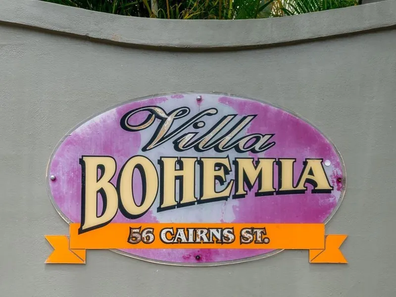 ONLY MINUTES WALK TO ESPLANADE