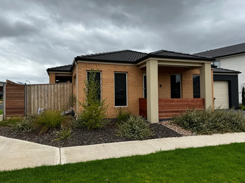 Superb 3Br Home in Upper Point Cook!