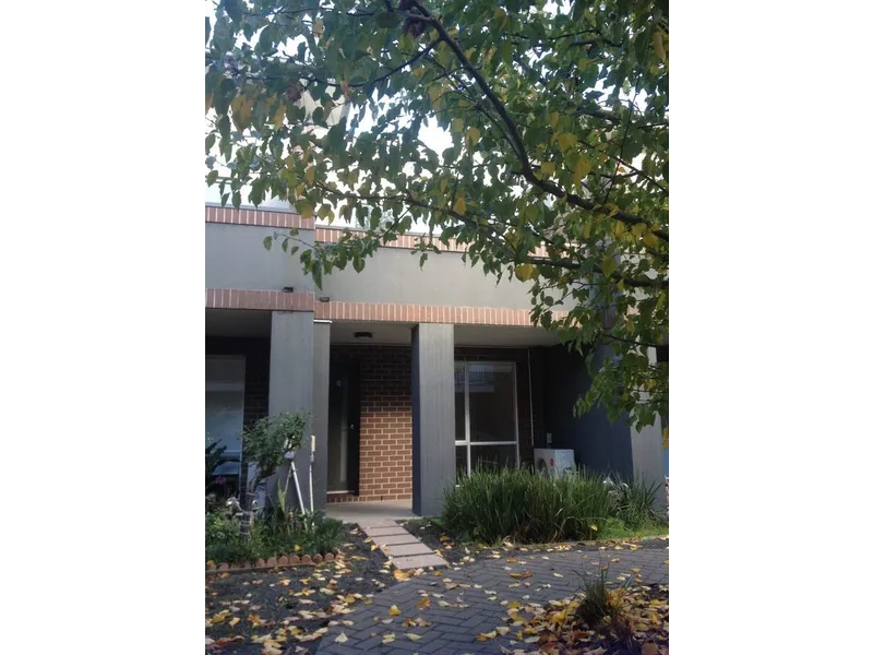 MODERN TWO BEDROOM TOWNHOUSE - GREAT LOCATION - 4 x SPLIT SYSTEMS