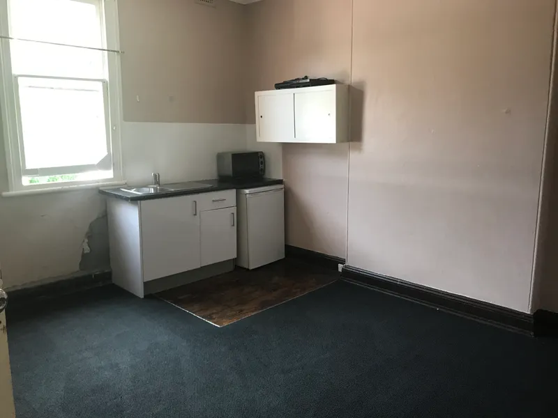 SPACIOUS TOP FLOOR STUDIO