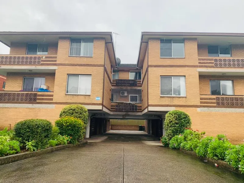 Freshly painted 2 Bedroom Apartment, with good size Lock-up Garage 