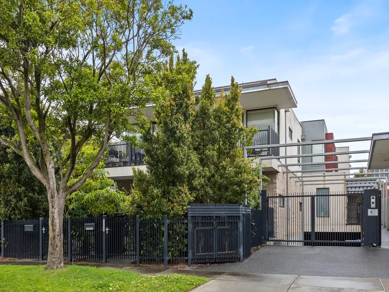 Sun, Space & 2 Storeys of Style!