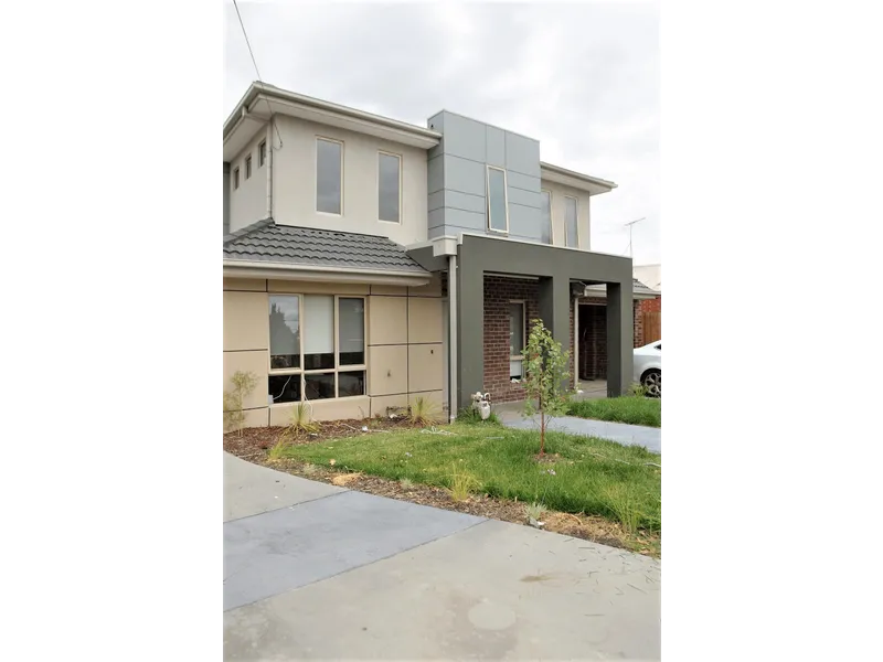 Near New 3 Bedrooms plus Study