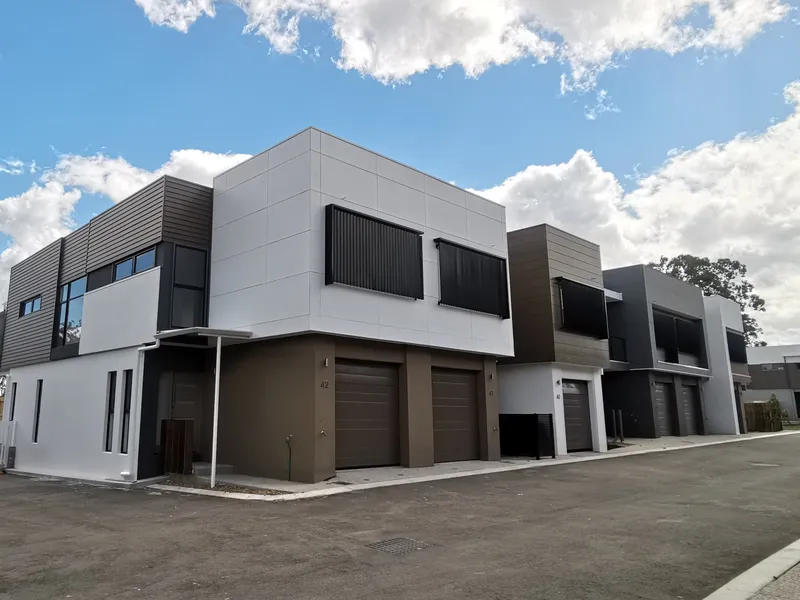 BRIGHT TOWNHOUSE WALKING DISTANCE TO CALAMVALE MARKETPLACE. NBN READY !