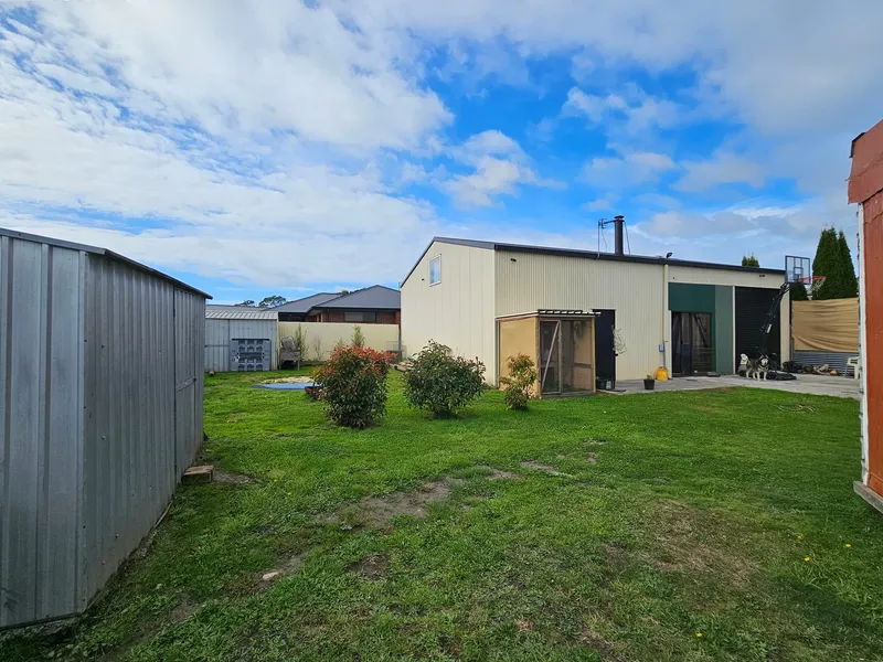 Large block! Fantastic Shed!