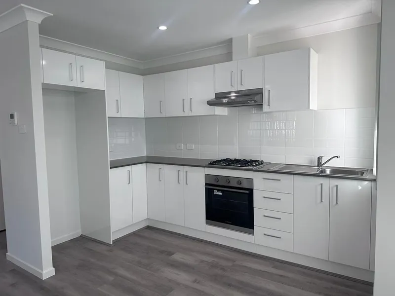 Stylish One-Bedroom Flat with Spacious Kitchen and Balcony