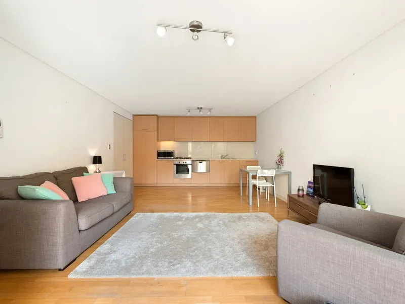 Contemporary Apartment with a Sunny Eastern Aspect