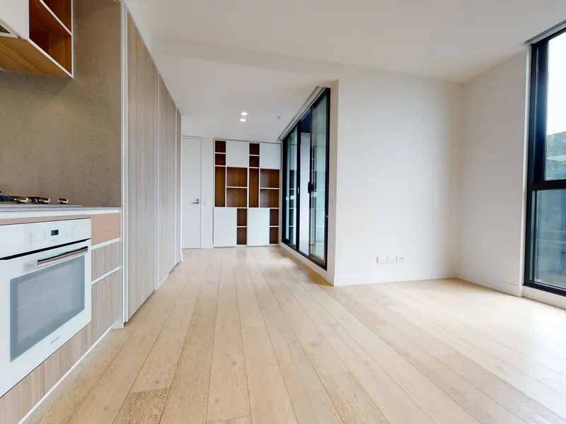Near new apartment within walking distance to St Kilda Beach!