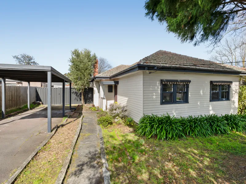 Sensational location and single level simplicity