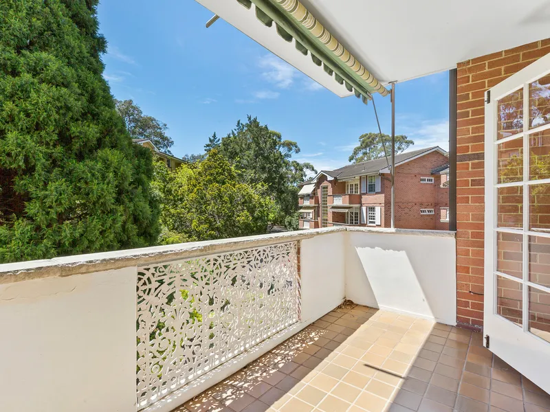 WHISPER QUIET, STYLISH, SPACIOUS AND LIGHT FILLED, CLOSE WALK TO RAIL