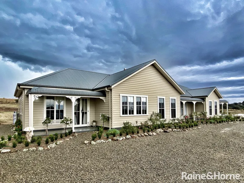 CHARMING FAMILY HOME!