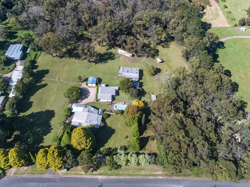 Two Enchanting Cottages On 5 Acres 