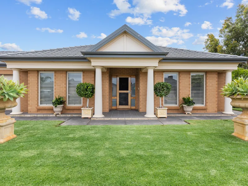 POOL and SOLAR!- Holiday at Home...