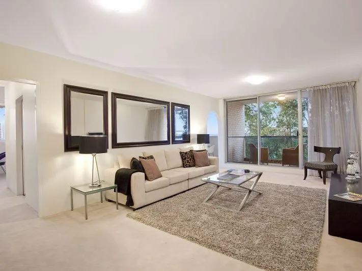 Fantastic 3 bedroom apartment with Harbour Views. Did we mention the VIEWS!!