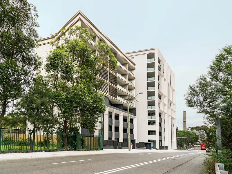 BRAND NEW PREMIUM APARTMENT + PARKING - PRICED TO SELL