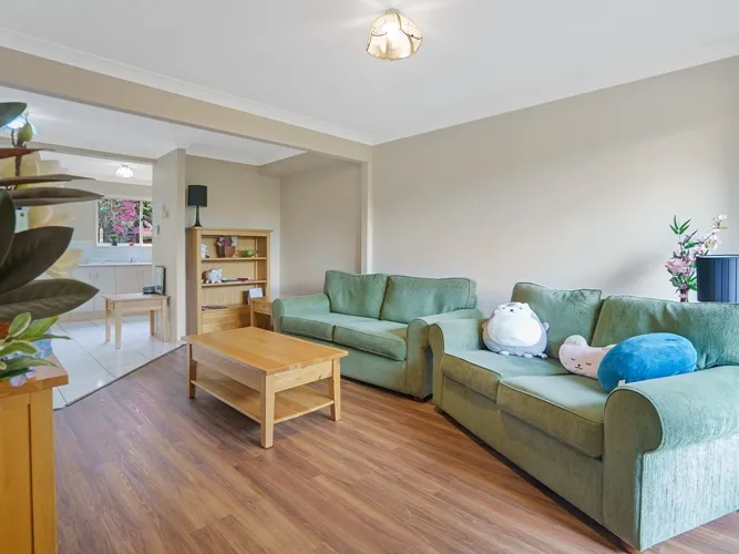 MODERN FAMILY HOME CLOSE TO BUS & SHOPPING