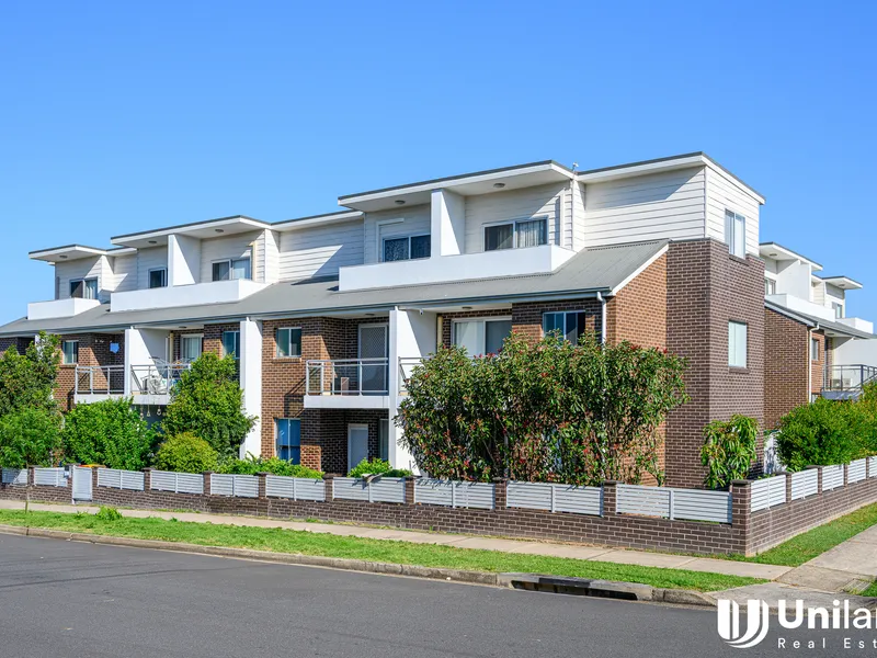 Elegant Three-Story Townhouse Ideal for Contemporary Family Living | Close to Everything