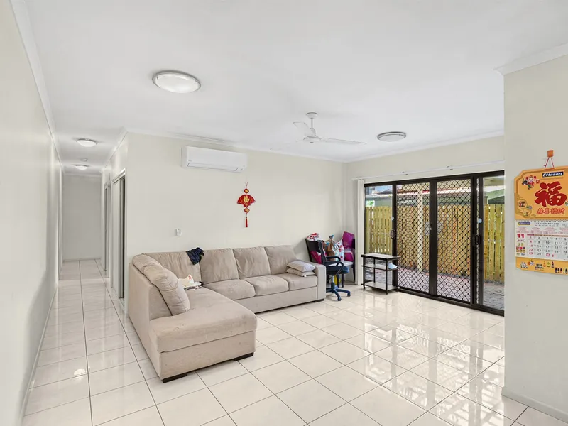 CENTRAL GROUND FLOOR APARTMENT WITH LARGE COURTYARD