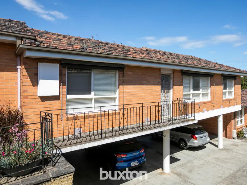 Low Maintenance in Superb Locale!