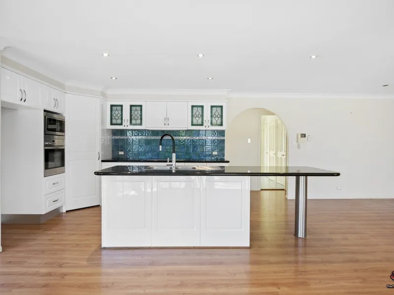 Location, Location, Location - in Centrally Located Carrara