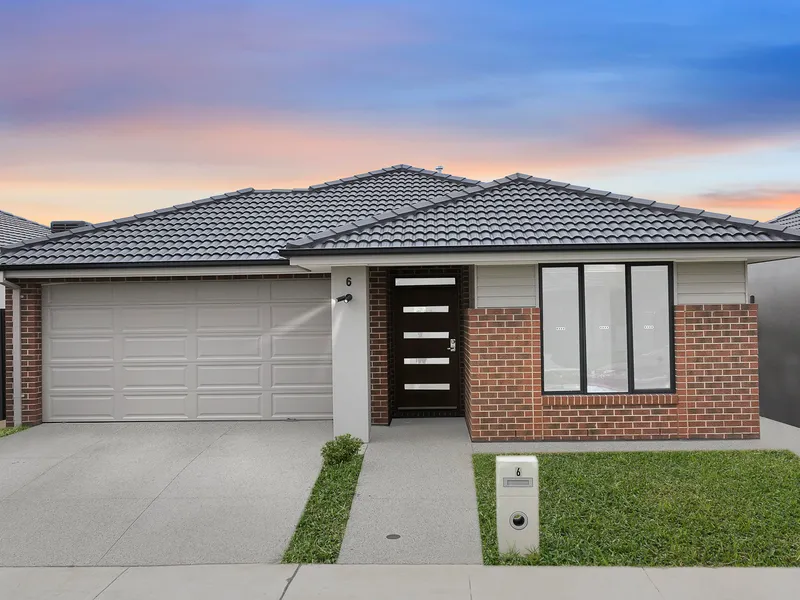 Near-New Spacious 4-Bedroom Home for Rent: Conveniently Located Near Tarneit Station, Schools, and Shopping!!!