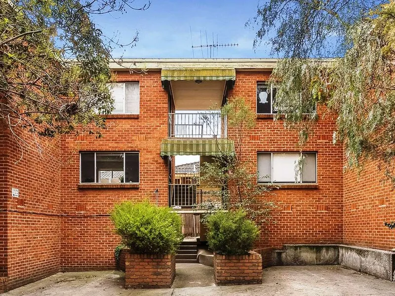 FANTASTIC 1 BEDROOM UNIT - BRUNSWICK WEST!
