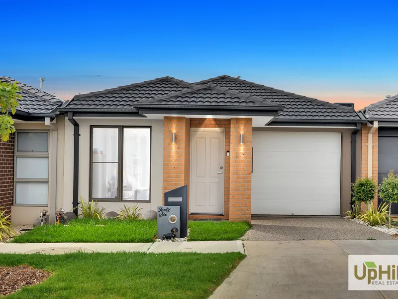 Modern sleek Family Gem in Vibrant Edgebrook Estate..!!