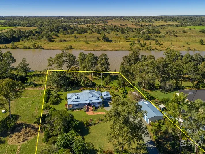 A Gracious Beauty – Absolute waterfront home!