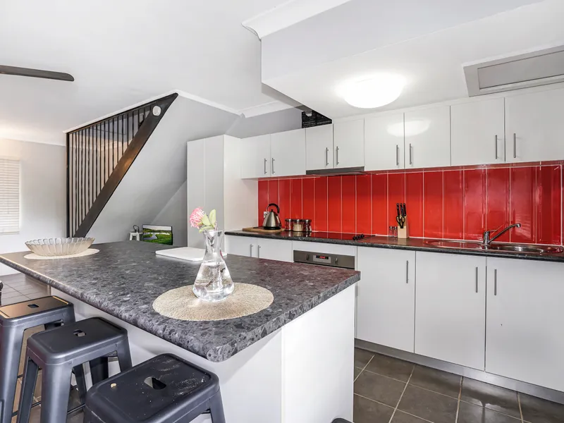 Self Contained Townhouse - Just A Few Steps From The Esplanade