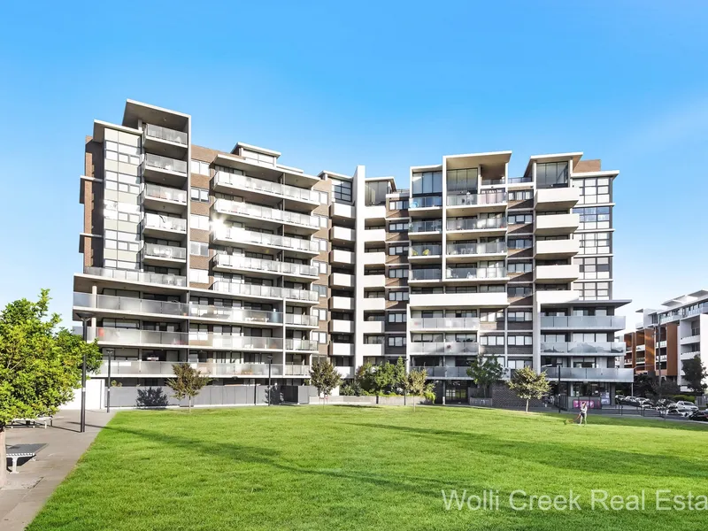 STYLISH THREE BEDROOM APARTMENT WITH PARK VIEWS.