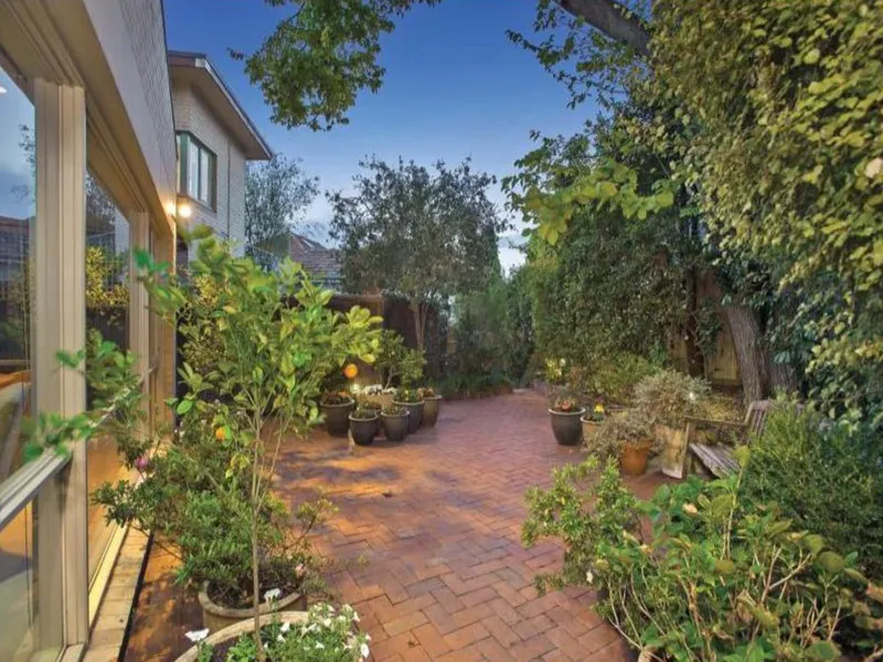 RENOVATED SUPER SIZED 2/3 BED APARTMENT