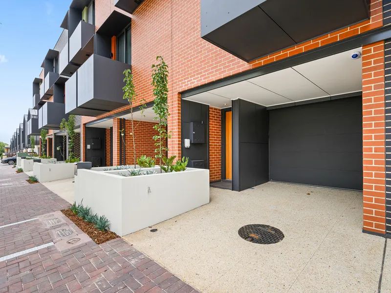 STUNNING BRAND NEW EXECUTIVE RESIDENCE!