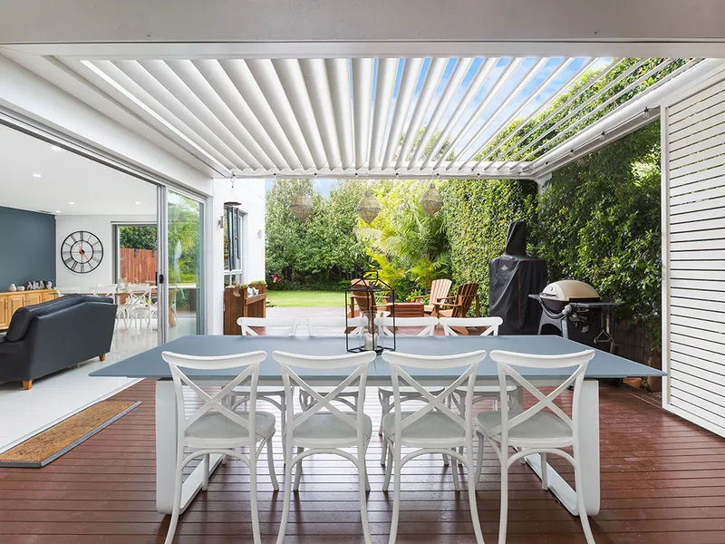 LUXURY FAMILY HOME IN BEACHSIDE POSITION