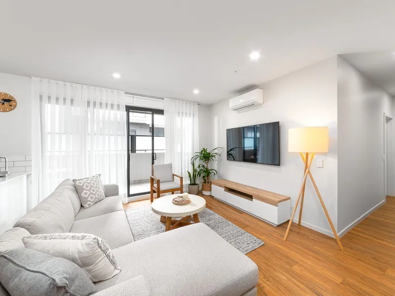 BRAND NEW LUXURY APARTMENT NEXT TO CAROLINE SPRINGS SQUARE !
