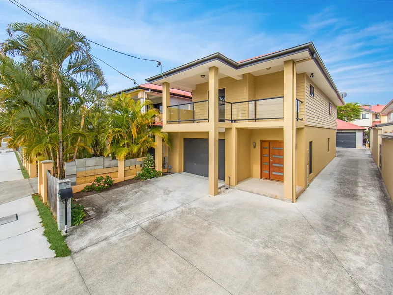 LARGE MODERN HOME IN THE HEART OF CHERMSIDE