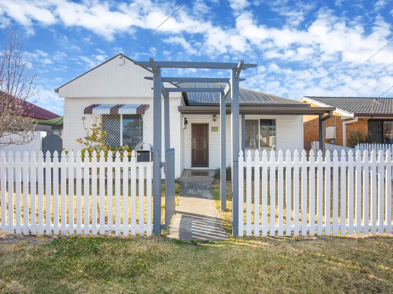 Beautifully Updated Cottage Close to Town