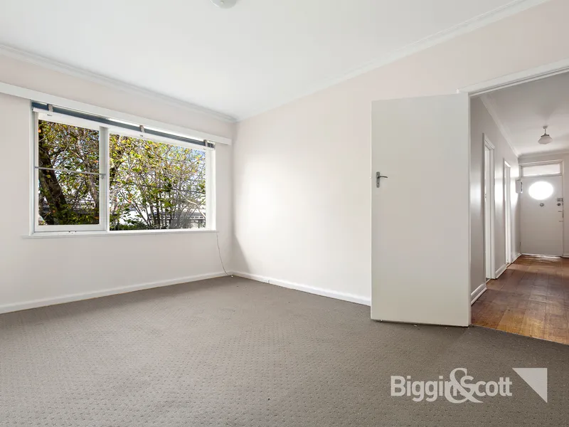 Large, Light And Bright Three Bedroom Apartment 